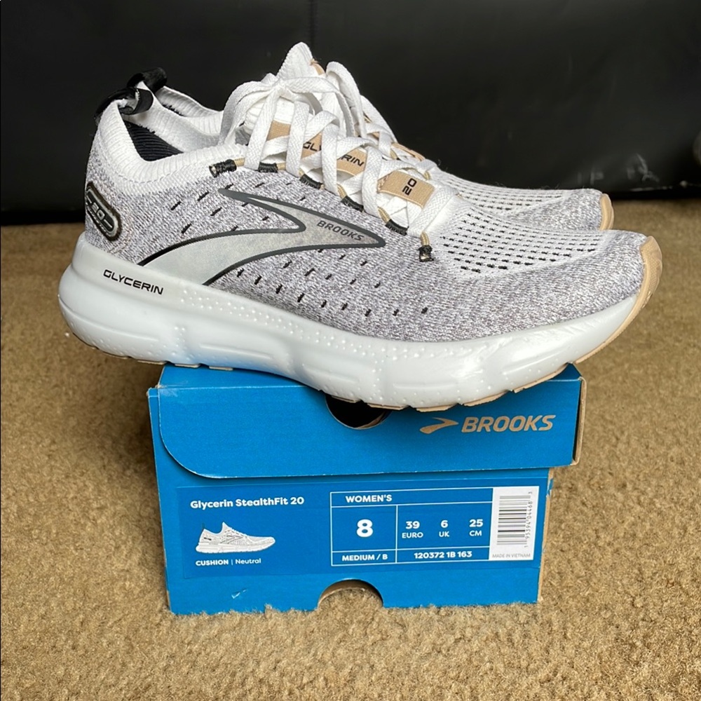 Brooks Glycerin StealthFit 20 in White and Gray